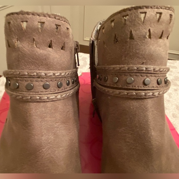 Sugar Terraine Distressed Taupe Ankle Booties Size 8.5M - Picture 4 of 8